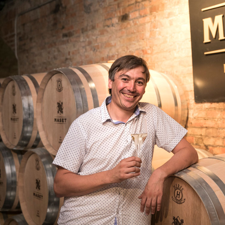 Marc Massana, director general y décima generación de la familia Massana dirigiendo la bodega Marc Massana, director general y décima generación de la familia Massana dirigiendo la bodega